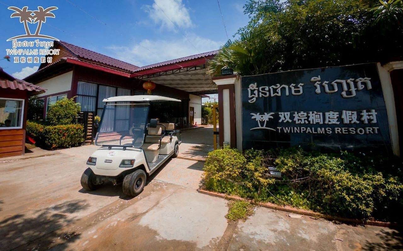 Twinpalms Resort entrance